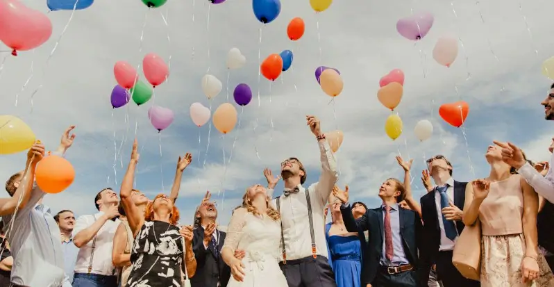 Luftballons steigen lassen als Ritual für eine freie Trauung