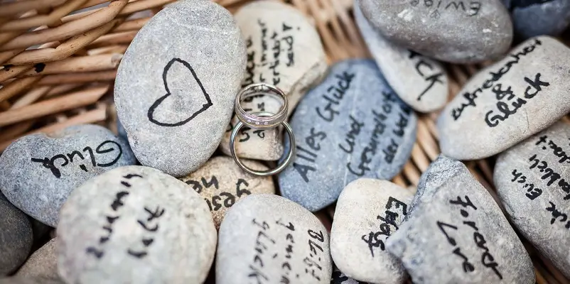 Wunschstein Ritual bei der freien Trauung. Bemalte Steine mit Glückwünschen für das Paar.